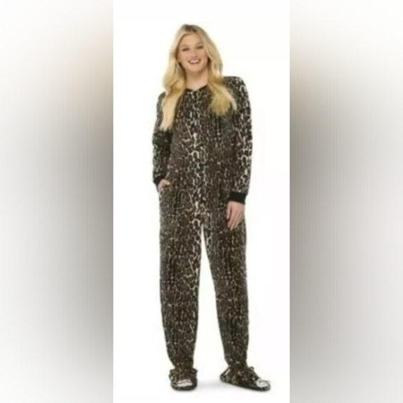 NICK & NORA Leopard Cat Print Footies Pajamas Fleece One Piece Sz. M - Picture 1 of 9